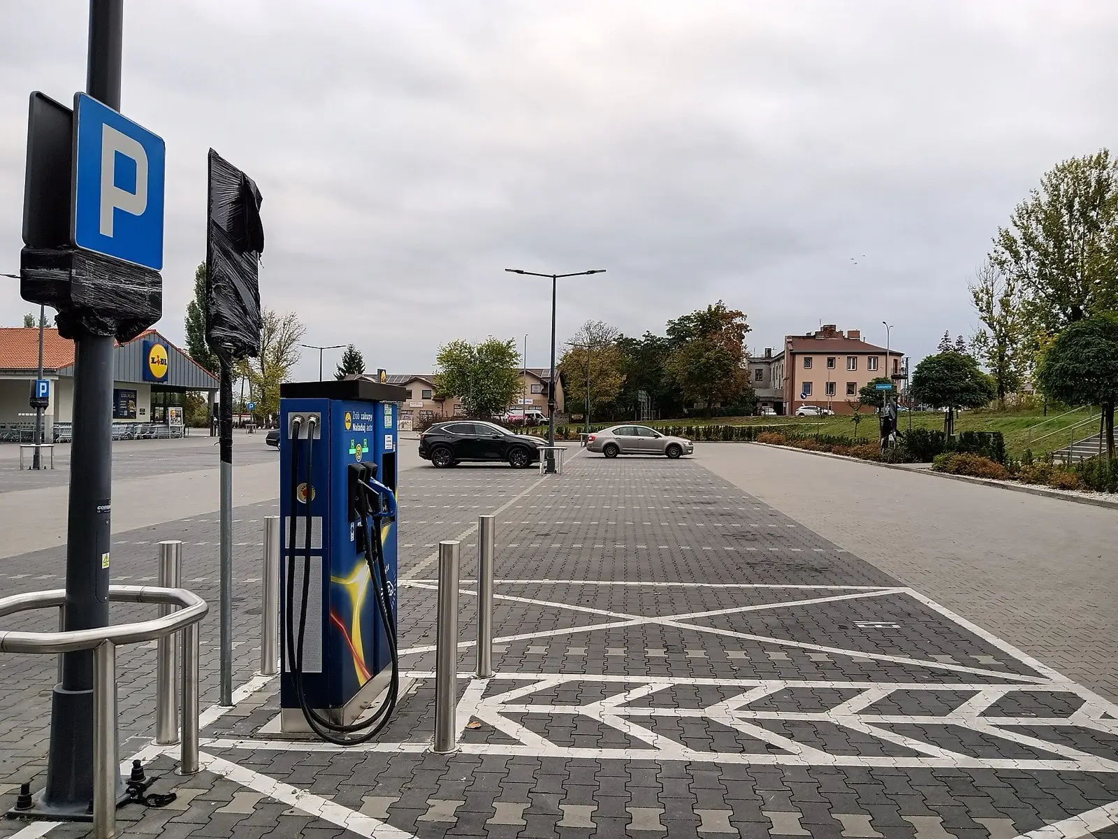 Laddstation för elbilar på en parkering